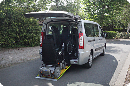 Le Peugeot Expert Twin SimplyAccess est pensé pour la famille grâce à ses 2 emplacements pour fauteuil roulant au cœur de la voiture