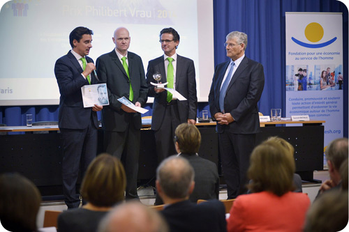 Pierre Folliot, Cédric Dugauquier et Sylvain Mas reçoivent le prix Philibert Vrau des mains de Laurent Bataille (président de la fondation "pour une Economie au Service de l'Homme")