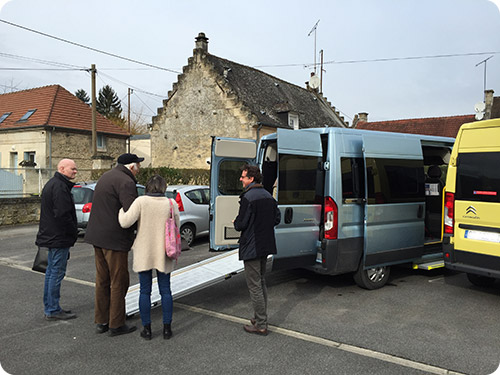 Livraison de deux minibus TPMR à l'Arche