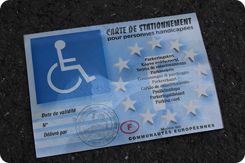 Support pour carte de stationnement personne moins valide