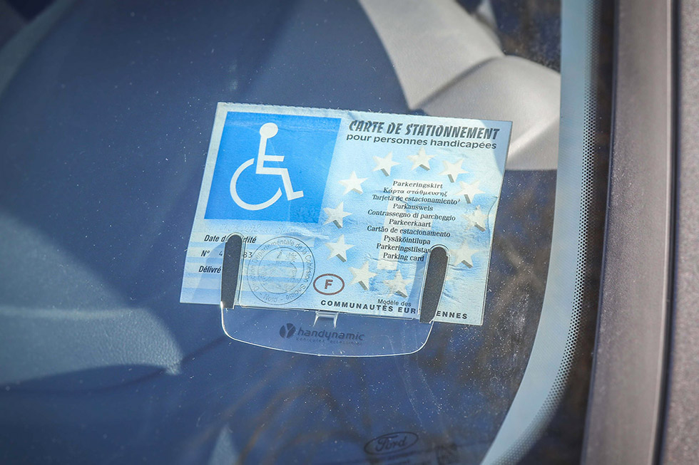 Un Support Stable Pour Votre Carte De Stationnement Handicap !