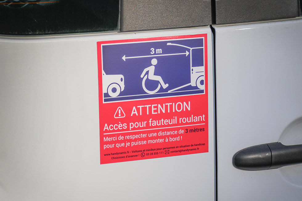 L'autocollant attention fauteuil roulant grand format s'adapte aussi sur les véhicules TPMR