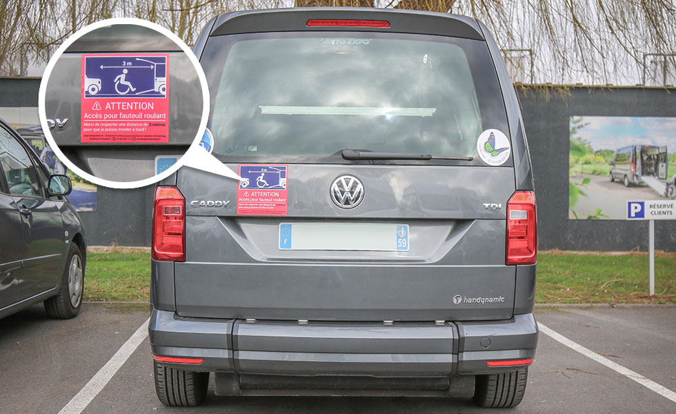 Autocollant Handicapé De Stationnement Sur La Voiture Image stock - Image  du ecran, étiquette: 53591955