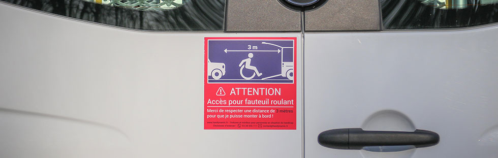 Un autocollant plus visible pour signaler la rampe d'accès de la voiture