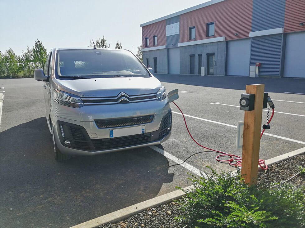 Un Citroën e-Jumpy aménagé TPMR recharge tranquillement chez Handynamic...