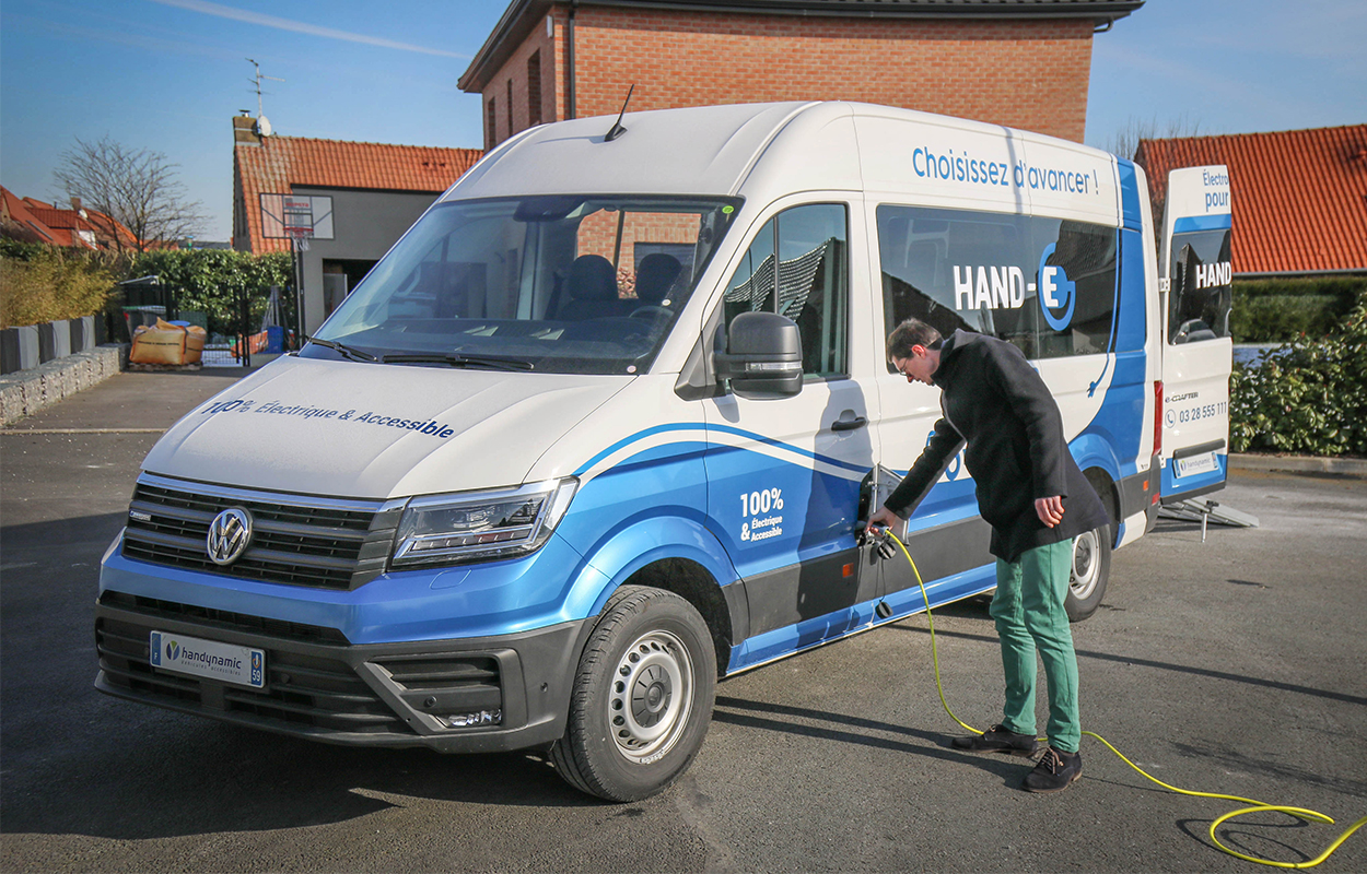 Disponibles à La Vente Sans Attendre : Des Minibus TPMR Neufs Et électriques