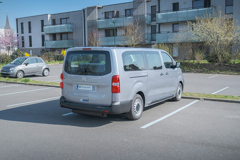 Le Citroën e-Jumpy TPMR proposé par Handynamic, stationné sur un parking