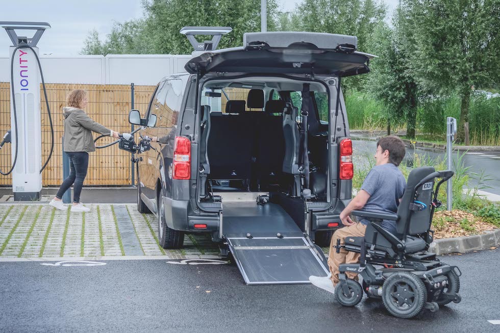 Le Citroën ë-Jumpy accessible en fauteuil roulant propose une large espace pour vos passagers en fauteuil roulant