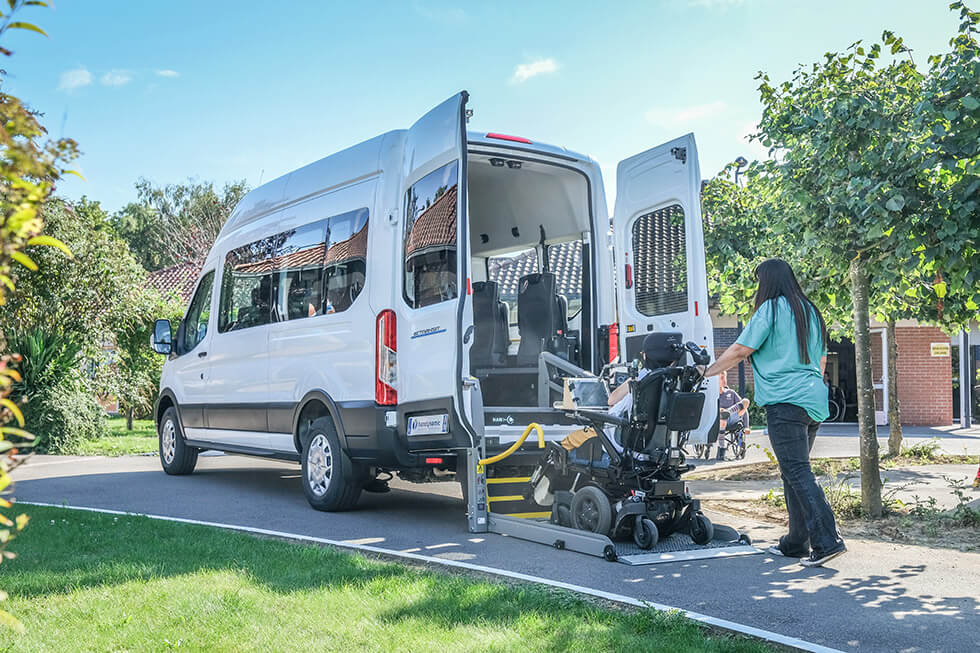 Le Ford e-Transit TPMR permet de transporter plusieurs passagers en fauteuil roulant dans le plus grand silence