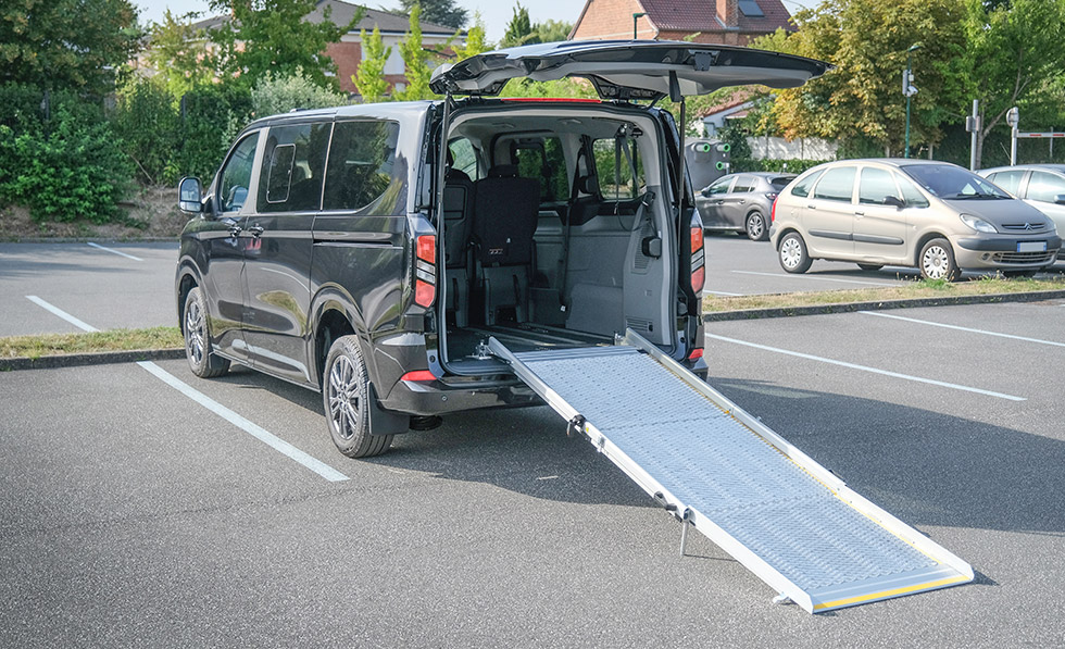 La rampe d'accès du Ford Tourneo Custom L1H1 SimplyAccess est particulièrement longue
