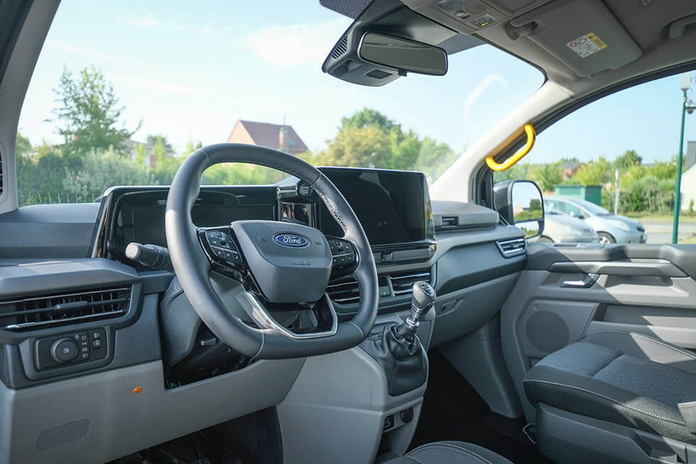 Le poste de conduite du Ford Tourneo Custom aménagé handicap est moderne et bien équipé