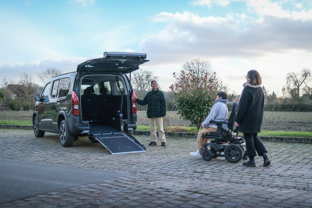 Handicap : la PCH peut financer une voiture aménagée en LOA ou LLD chez Handynamic !