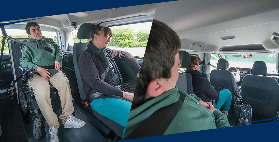 Transportez 5 passagers donc 1 personne en fauteuil roulant grâce aux 2 sièges individuels arrières en option sur le Ford Tourneo Courier Xtra !