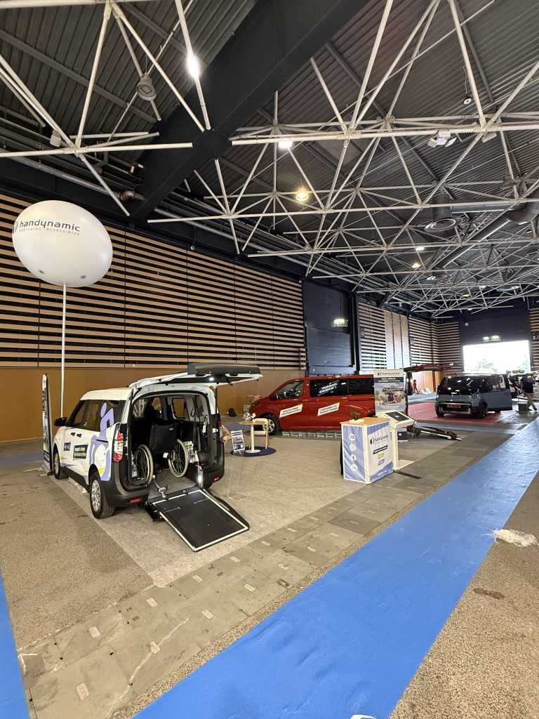 Installation du stand D4 de Handynamic au salon Handica 2026